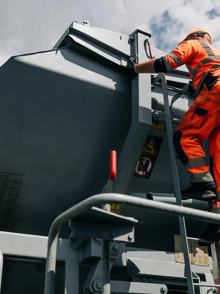 Pracownik MK-RAIL na wagonie podczas przeglądu