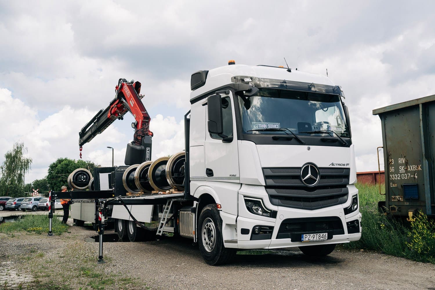 Ciężarówka serwisowa MK-RAIL Logistics z HDS